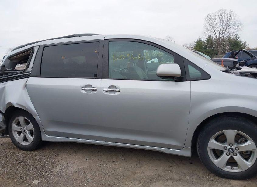 Photo 12 of 2020 Toyota Sienna LE (VIN 5TDKZ3DC6LS050925)