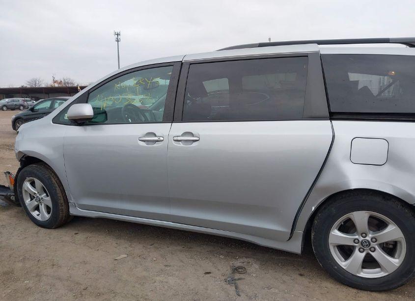 Photo 13 of 2020 Toyota Sienna LE (VIN 5TDKZ3DC6LS050925)