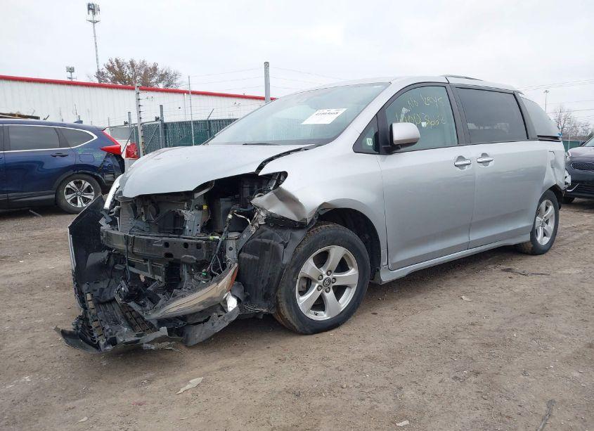 Photo 2 of 2020 Toyota Sienna LE (VIN 5TDKZ3DC6LS050925)