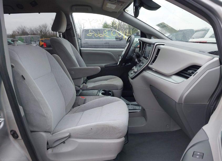 Photo 5 of 2020 Toyota Sienna LE (VIN 5TDKZ3DC6LS050925)