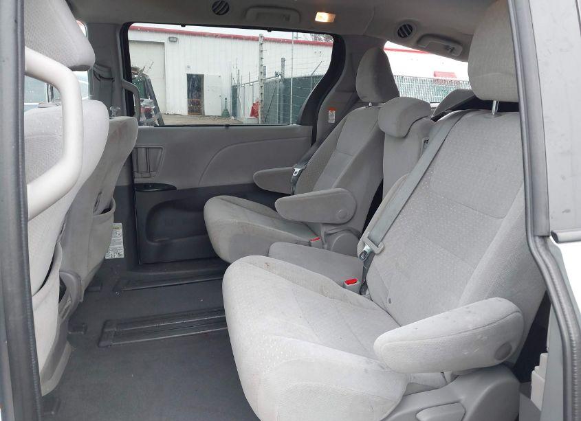 Photo 8 of 2020 Toyota Sienna LE (VIN 5TDKZ3DC6LS050925)