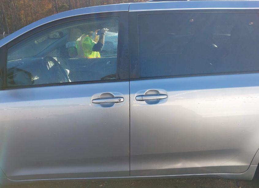 Photo 14 of 2017 Toyota Sienna LE 8 PASSENGER (VIN 5TDKZ3DC7HS772606)