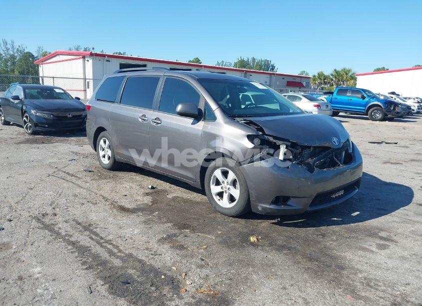 2017 Toyota Sienna LE 8 PASSENGER (VIN 5TDKZ3DC7HS781788) main photo