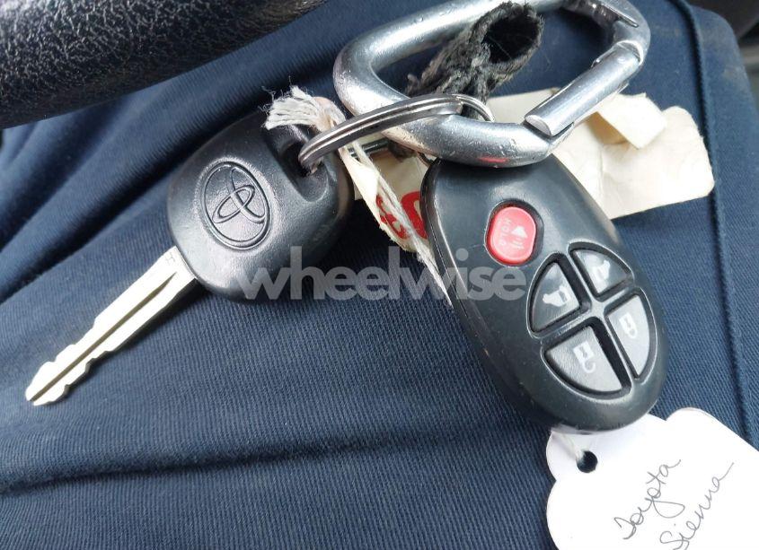 Photo 11 of 2018 Toyota Sienna LE 8 PASSENGER (VIN 5TDKZ3DC7JS926205)