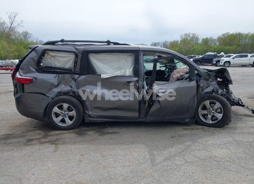 Photo 13 of 2018 Toyota Sienna LE 8 PASSENGER (VIN 5TDKZ3DC7JS940573)