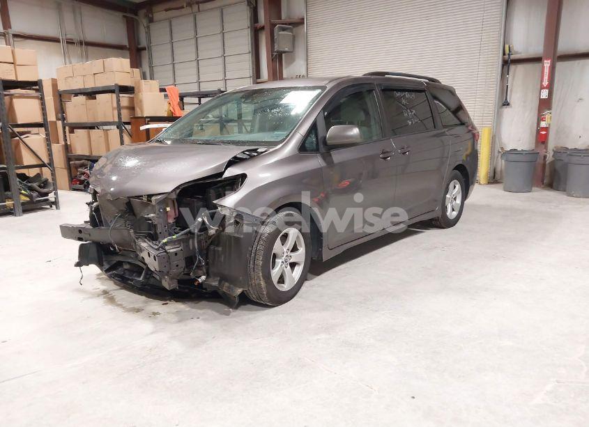 Photo 2 of 2019 Toyota Sienna LE 8 PASSENGER (VIN 5TDKZ3DC7KS001733)