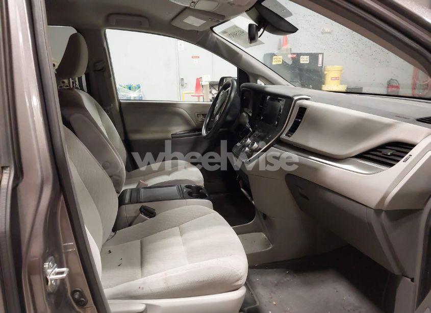 Photo 5 of 2019 Toyota Sienna LE 8 PASSENGER (VIN 5TDKZ3DC7KS001733)