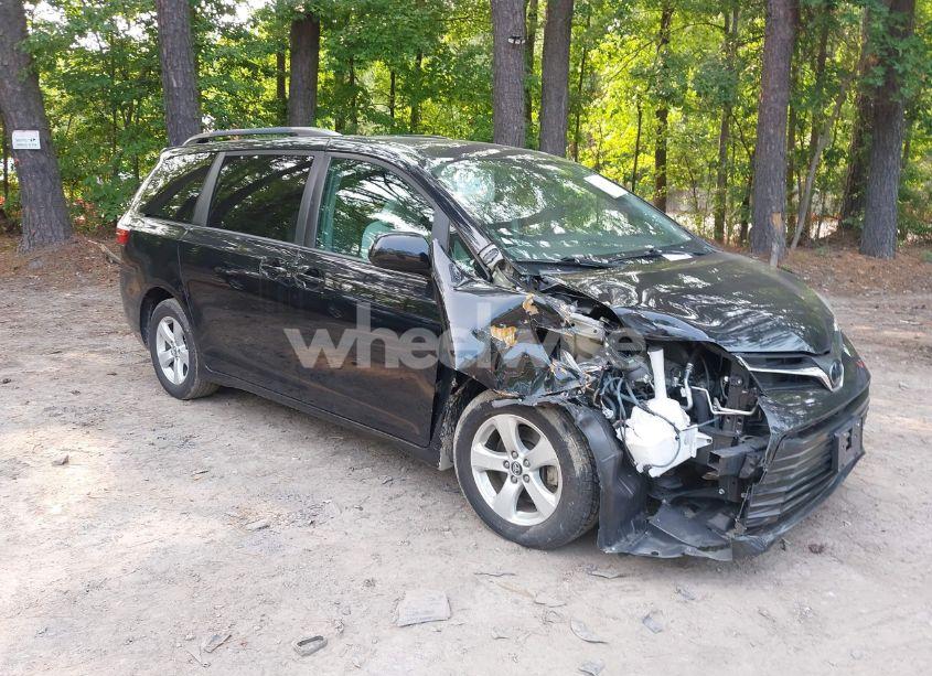 2019 Toyota Sienna LE 7 PASSENGER/LE 8 PASSENGER (VIN 5TDKZ3DC7KS008763) main photo