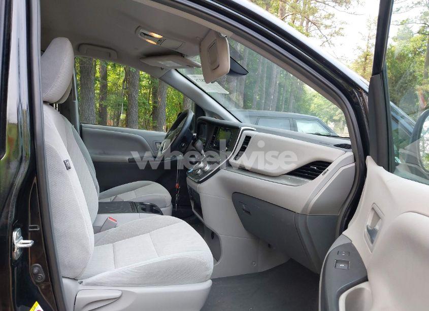 Photo 5 of 2019 Toyota Sienna LE 7 PASSENGER/LE 8 PASSENGER (VIN 5TDKZ3DC7KS008763)