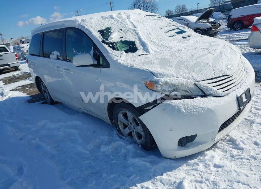 2017 Toyota Sienna LE 8 PASSENGER (VIN 5TDKZ3DC8HS856837) main photo