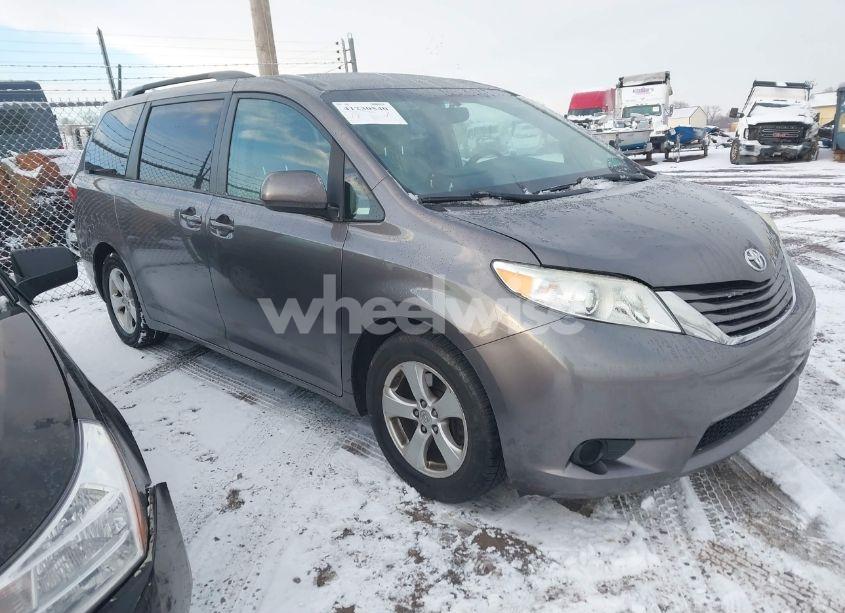 2017 Toyota Sienna LE 8 PASSENGER (VIN 5TDKZ3DC8HS870804) main photo