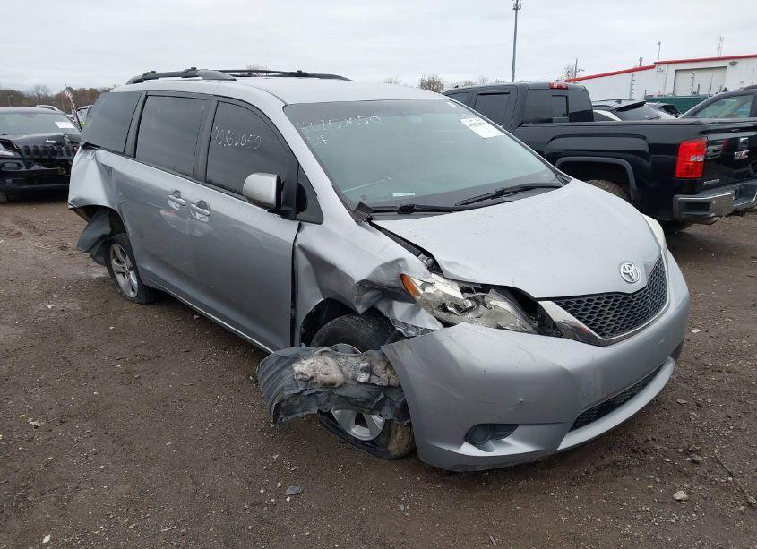 2017 Toyota Sienna LE 8 PASSENGER (VIN 5TDKZ3DC8HS875310) main photo
