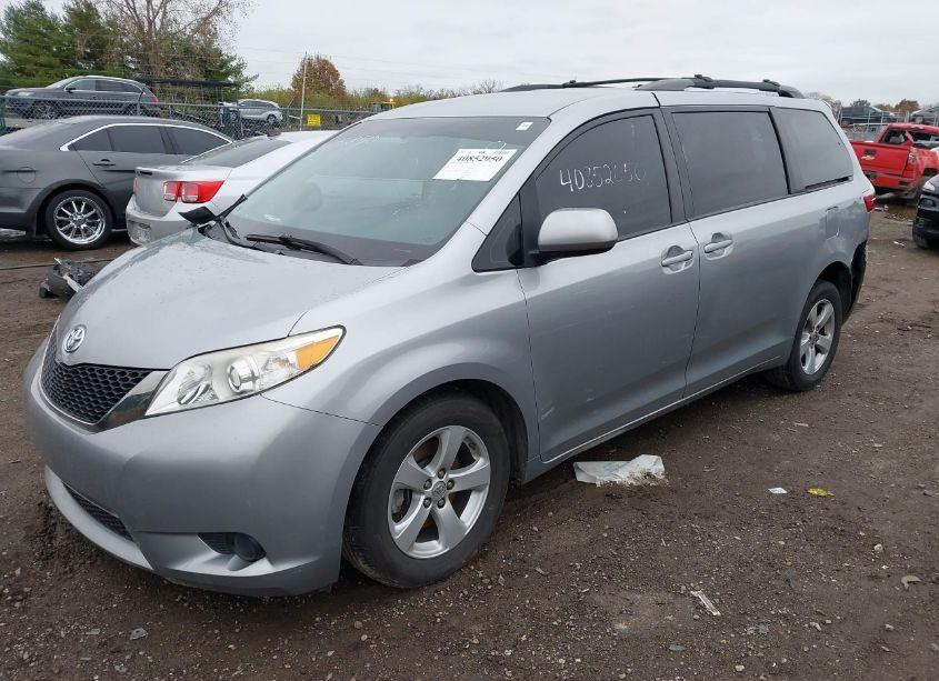 Photo 2 of 2017 Toyota Sienna LE 8 PASSENGER (VIN 5TDKZ3DC8HS875310)