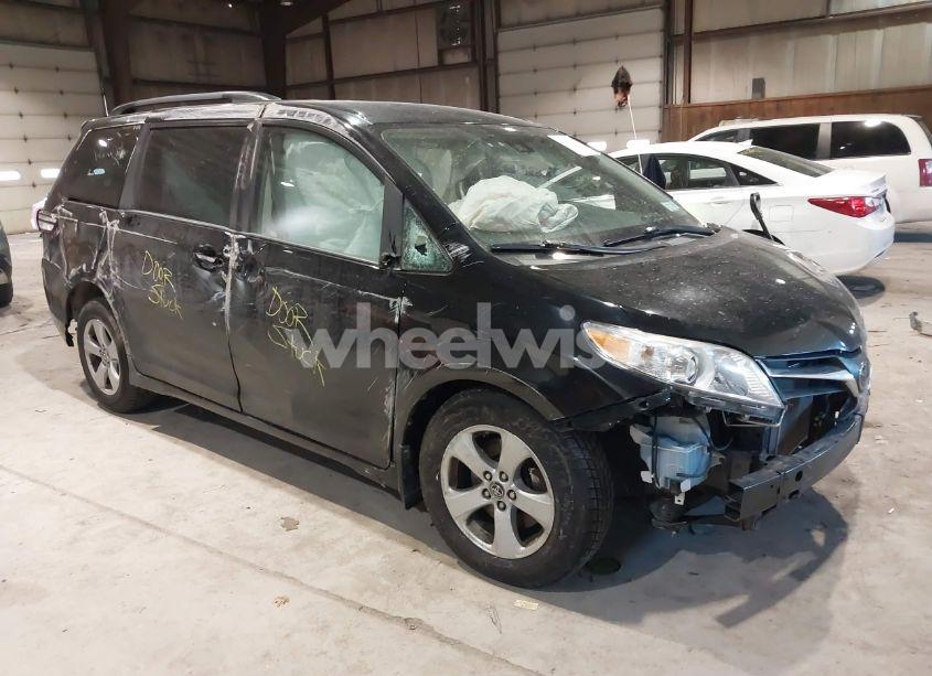 2018 Toyota Sienna LE 8 PASSENGER (VIN 5TDKZ3DC8JS956555) main photo
