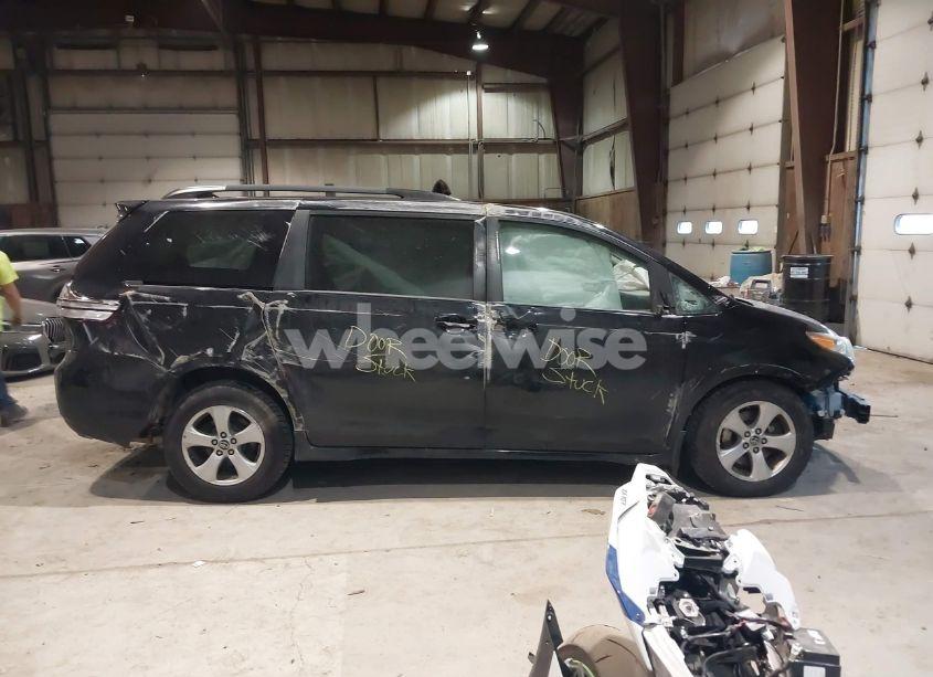 Photo 14 of 2018 Toyota Sienna LE 8 PASSENGER (VIN 5TDKZ3DC8JS956555)