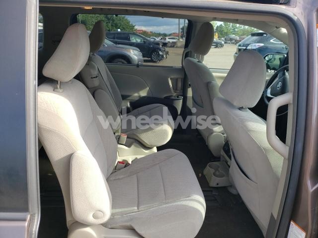 Photo 2 of 2019 TOYOTA SIENNA LE (VIN 5TDKZ3DC8KS972806)