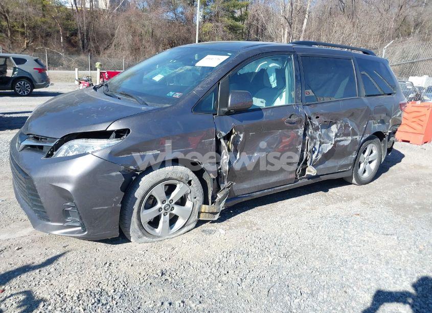 Photo 2 of 2020 Toyota Sienna LE (VIN 5TDKZ3DC8LS051445)
