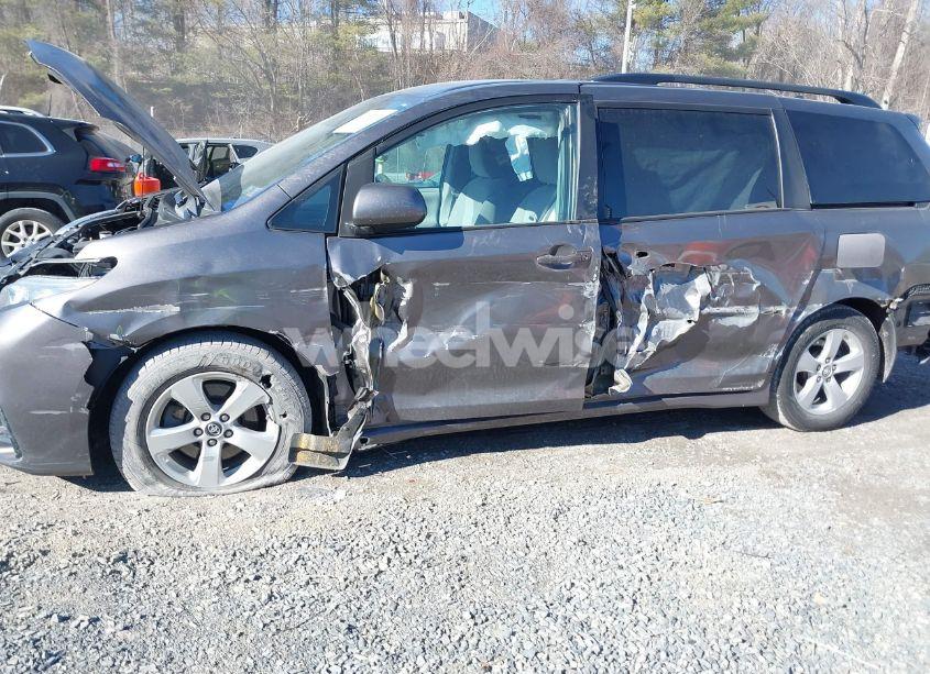 Photo 6 of 2020 Toyota Sienna LE (VIN 5TDKZ3DC8LS051445)