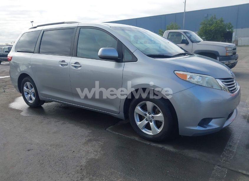 2017 Toyota Sienna LE 8 PASSENGER (VIN 5TDKZ3DC9HS787754) main photo
