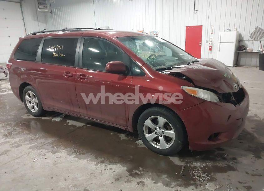 2017 Toyota Sienna LE 8 PASSENGER (VIN 5TDKZ3DC9HS814824) main photo