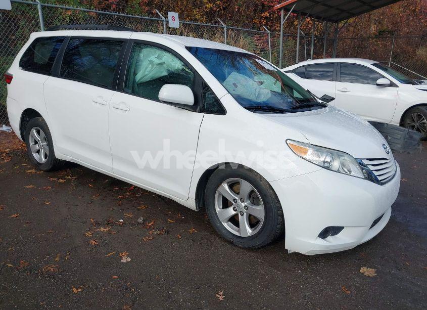 2017 Toyota Sienna LE 8 PASSENGER (VIN 5TDKZ3DC9HS875204) main photo