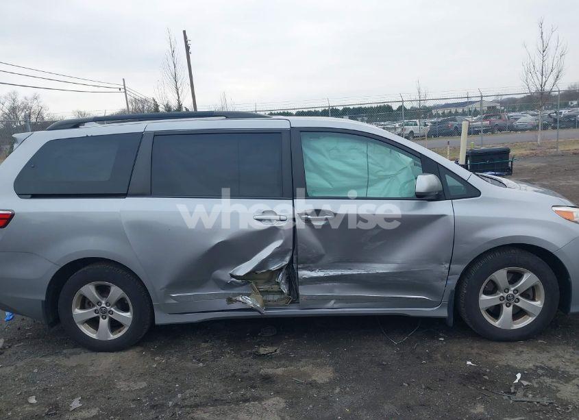 Photo 13 of 2018 Toyota Sienna LE 8 PASSENGER (VIN 5TDKZ3DC9JS928344)