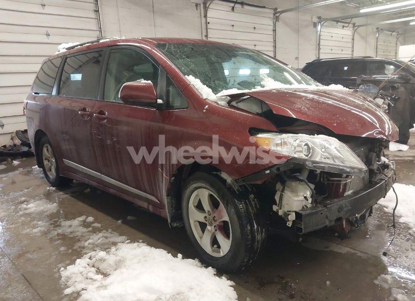 2019 Toyota Sienna LE 8 PASSENGER (VIN 5TDKZ3DC9KS015195) main photo