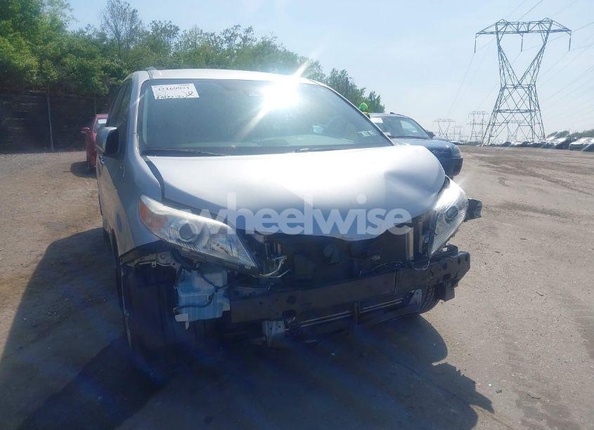 Photo 18 of 2019 Toyota Sienna LE 8 PASSENGER (VIN 5TDKZ3DC9KS981398)