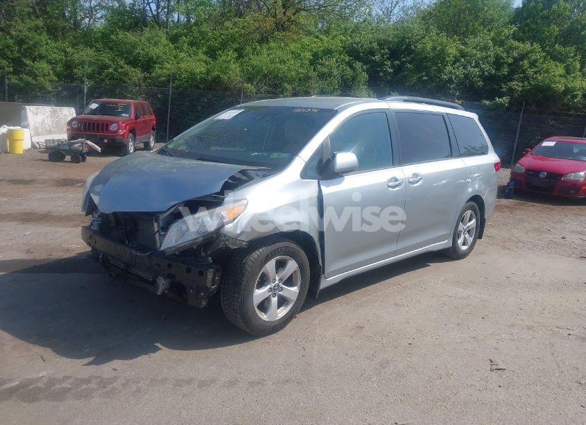 Photo 2 of 2019 Toyota Sienna LE 8 PASSENGER (VIN 5TDKZ3DC9KS981398)