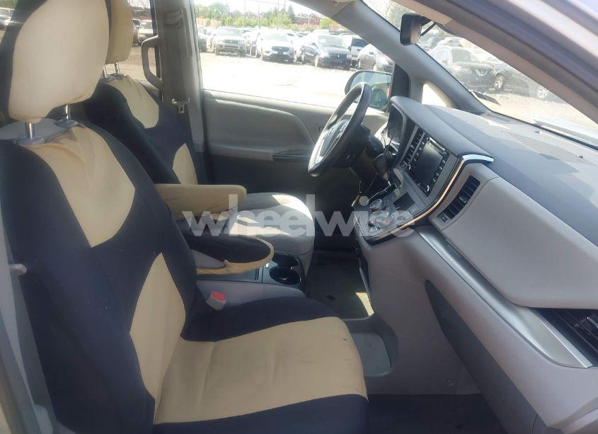 Photo 5 of 2019 Toyota Sienna LE 8 PASSENGER (VIN 5TDKZ3DC9KS981398)