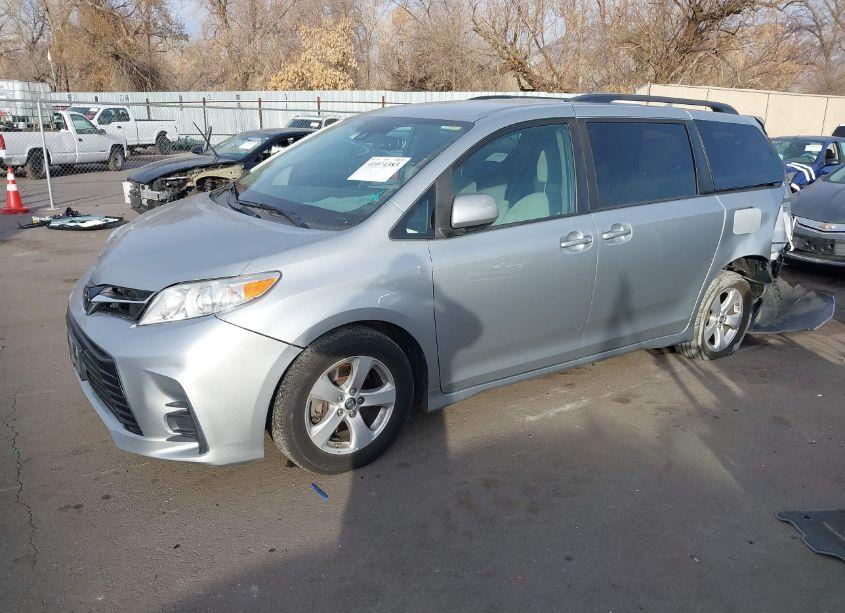 Photo 2 of 2020 Toyota Sienna LE (VIN 5TDKZ3DC9LS046500)