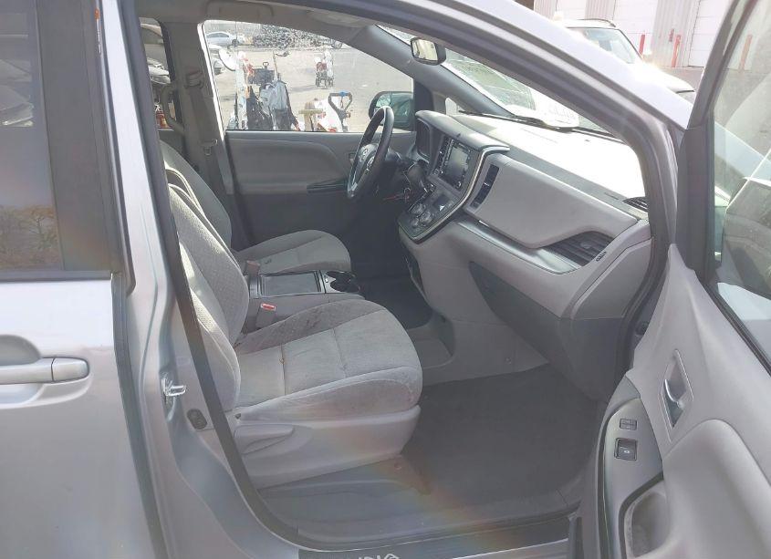 Photo 5 of 2020 Toyota Sienna LE (VIN 5TDKZ3DC9LS046500)