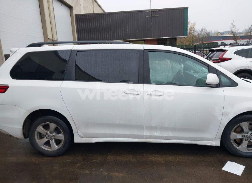 Photo 13 of 2020 Toyota Sienna LE (VIN 5TDKZ3DC9LS050403)