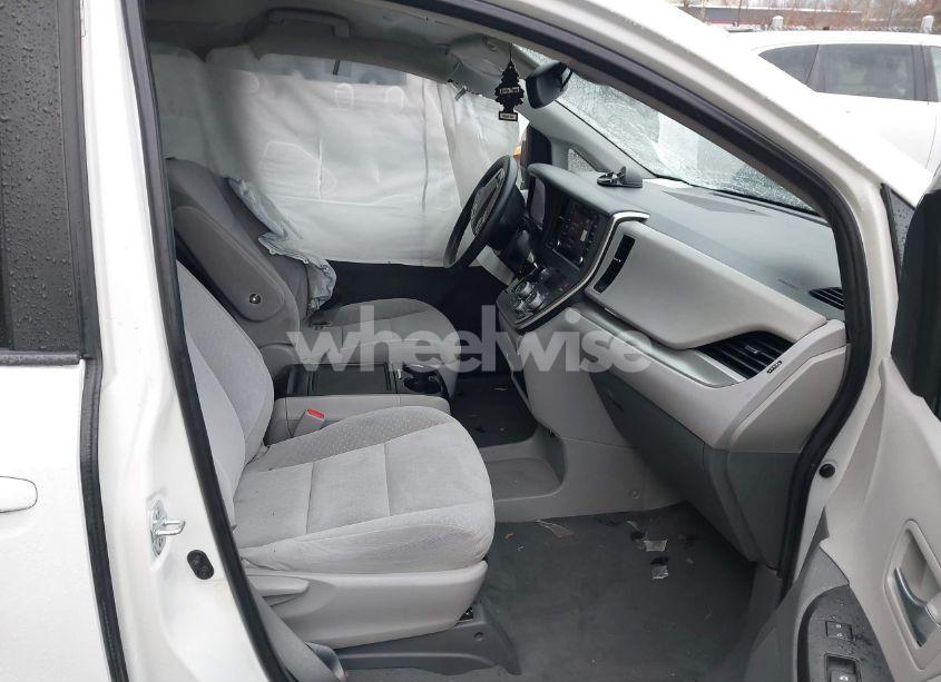 Photo 5 of 2020 Toyota Sienna LE (VIN 5TDKZ3DC9LS050403)