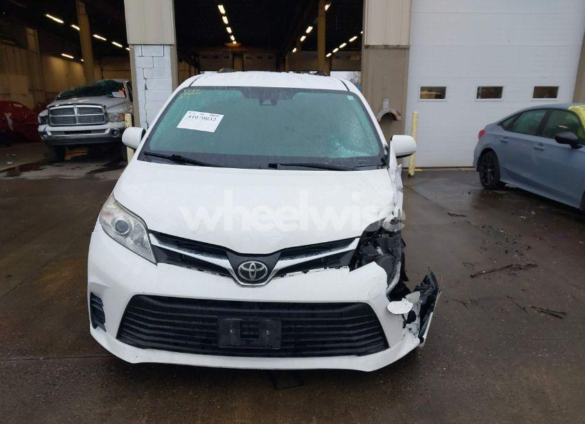 Photo 6 of 2020 Toyota Sienna LE (VIN 5TDKZ3DC9LS050403)