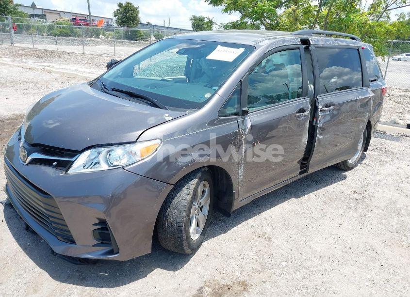 Photo 2 of 2020 Toyota Sienna LE (VIN 5TDKZ3DC9LS086866)