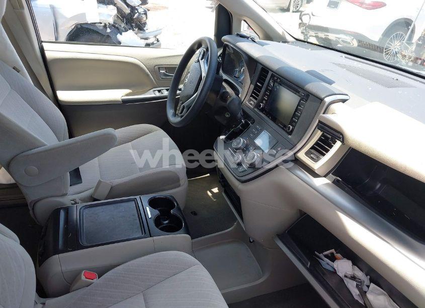 Photo 5 of 2020 Toyota Sienna LE (VIN 5TDKZ3DC9LS086866)