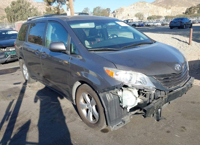 2017 Toyota Sienna LE 8 PASSENGER (VIN 5TDKZ3DCXHS769358) main photo