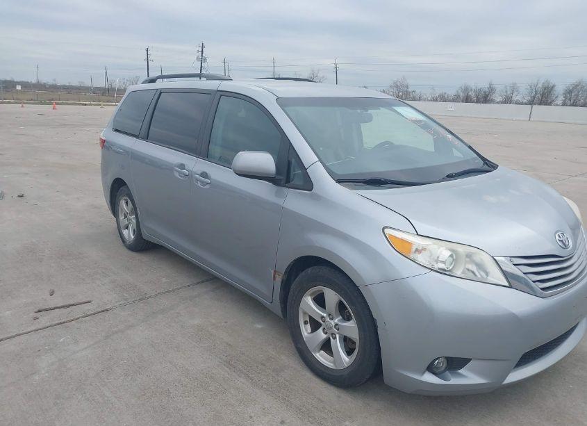 2017 Toyota Sienna LE 8 PASSENGER (VIN 5TDKZ3DCXHS798164) main photo