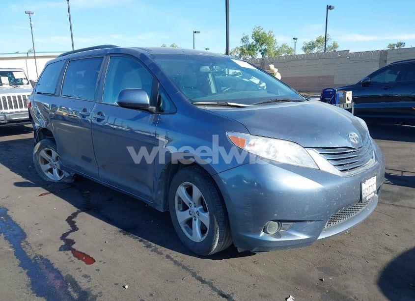 2017 Toyota Sienna LE 8 PASSENGER (VIN 5TDKZ3DCXHS845662) main photo