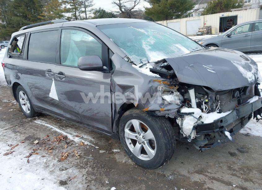 2017 Toyota Sienna LE 8 PASSENGER (VIN 5TDKZ3DCXHS854216) main photo