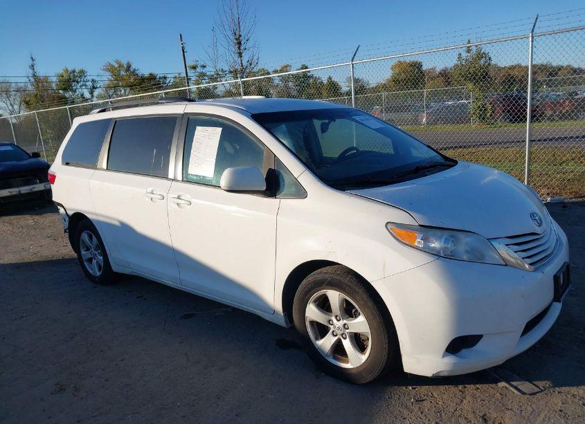 2017 Toyota Sienna LE 8 PASSENGER (VIN 5TDKZ3DCXHS883943) main photo