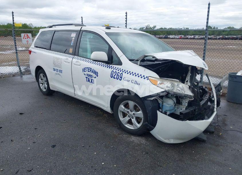 2017 Toyota Sienna LE 8 PASSENGER (VIN 5TDKZ3DCXHS896658) main photo