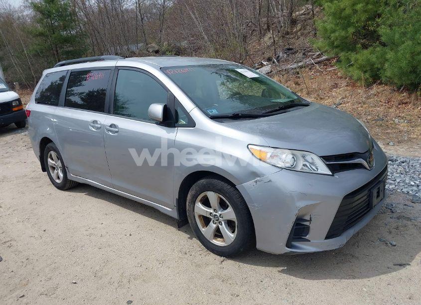 2018 Toyota Sienna LE 8 PASSENGER (VIN 5TDKZ3DCXJS937540) main photo