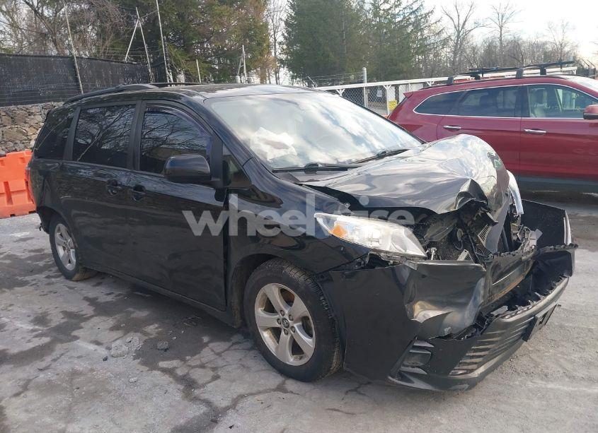 2018 Toyota Sienna LE 8 PASSENGER (VIN 5TDKZ3DCXJS948487) main photo