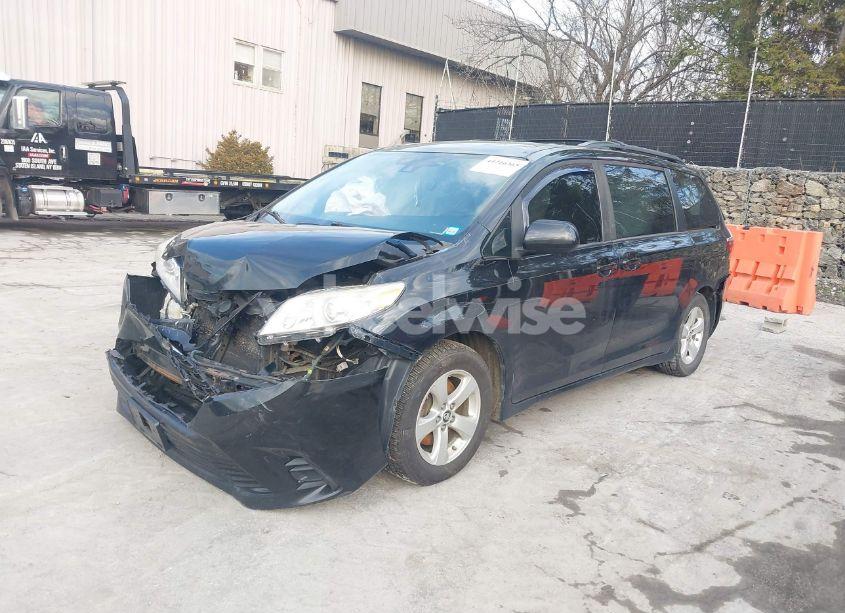 Photo 2 of 2018 Toyota Sienna LE 8 PASSENGER (VIN 5TDKZ3DCXJS948487)