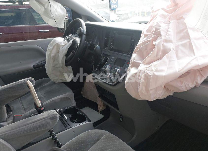 Photo 5 of 2018 Toyota Sienna LE 8 PASSENGER (VIN 5TDKZ3DCXJS948487)