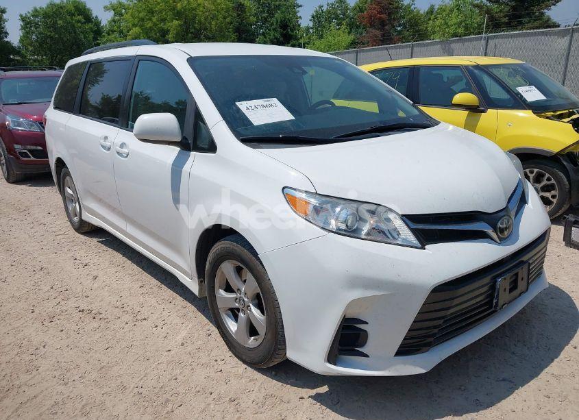 2019 Toyota Sienna LE 8 PASSENGER (VIN 5TDKZ3DCXKS010555) main photo