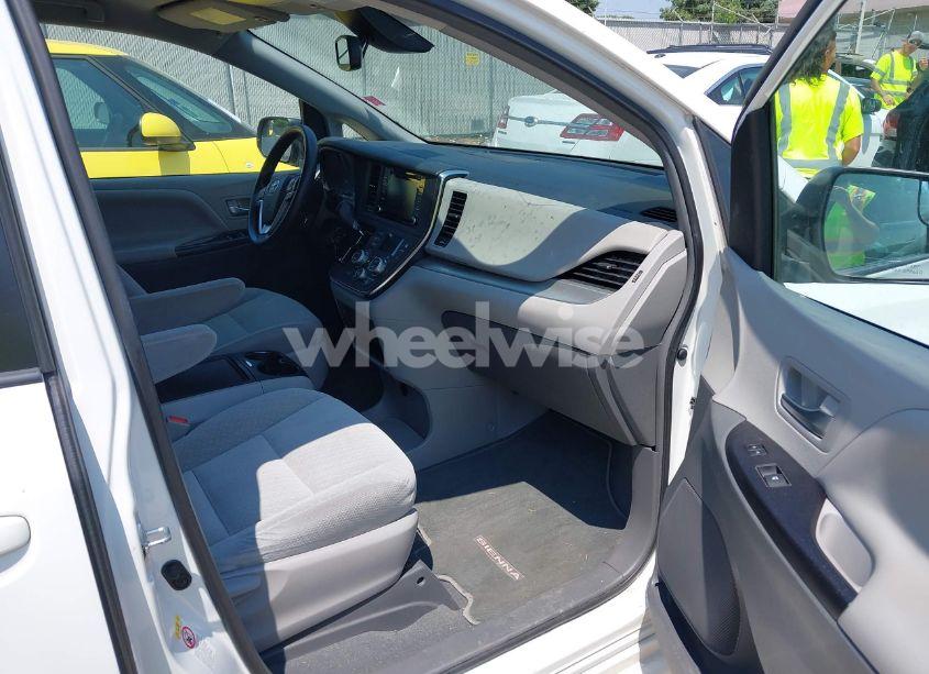 Photo 5 of 2019 Toyota Sienna LE 8 PASSENGER (VIN 5TDKZ3DCXKS010555)