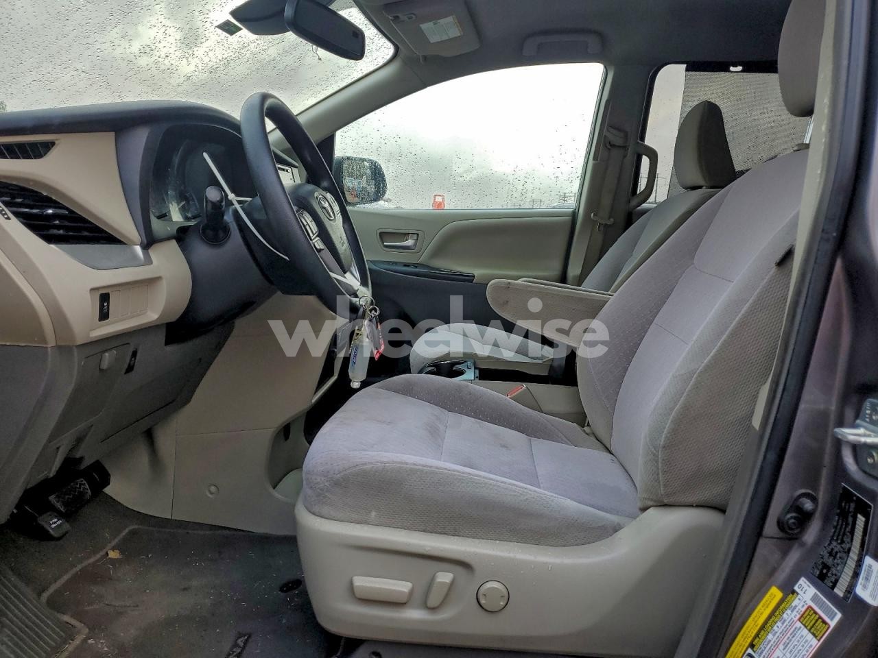 Photo 7 of 2019 TOYOTA SIENNA LE (VIN 5TDKZ3DCXKS998811)
